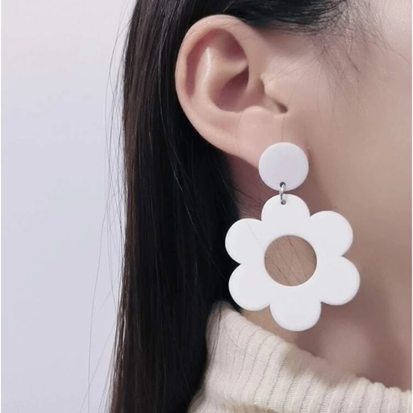 NWOT- Black and White Flower Earings - Picture 2 of 3